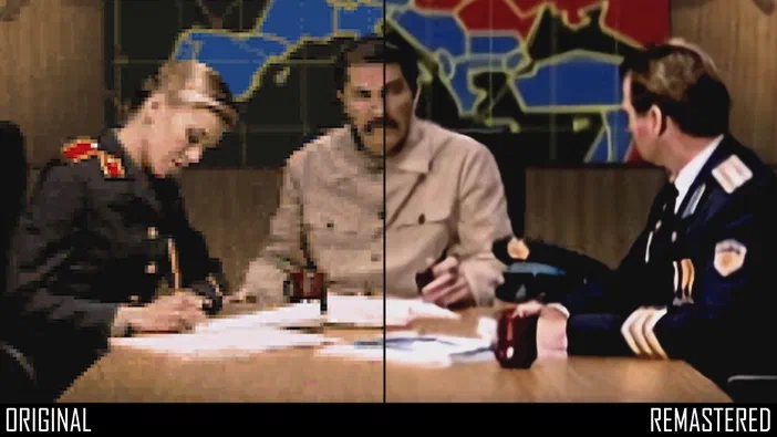 Capture d'écran du jeu vidéo Command & Conquer Remastered Collection montrant deux personnages en uniforme militaire assis autour d'une table de bois dans un bureau avec des cartes murales, comparant la version originale et remasterisée via les légendes ORIGINAL et REMASTERED.