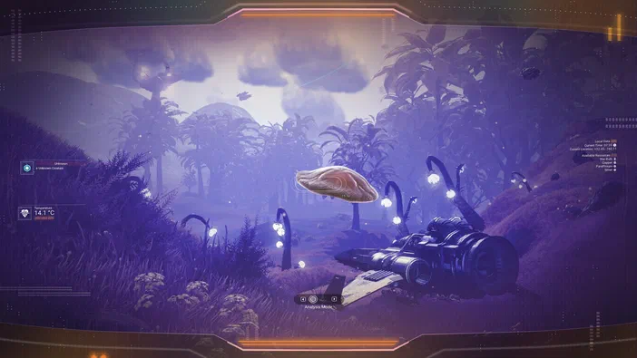 Capture d'écran du jeu vidéo No Man's Sky présentant un paysage extraterrestre aux couleurs violettes parsemé de végétaux lumineux, un vaisseau spatial posé sur le sol en avant-plan et une interface graphique indiquant des données environnementales comme la température.
