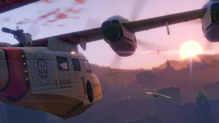 Un avion militaire portant un hélicoptère sous son aile survole une ville au crépuscule dans la capture d'écran Grand Theft Auto V.