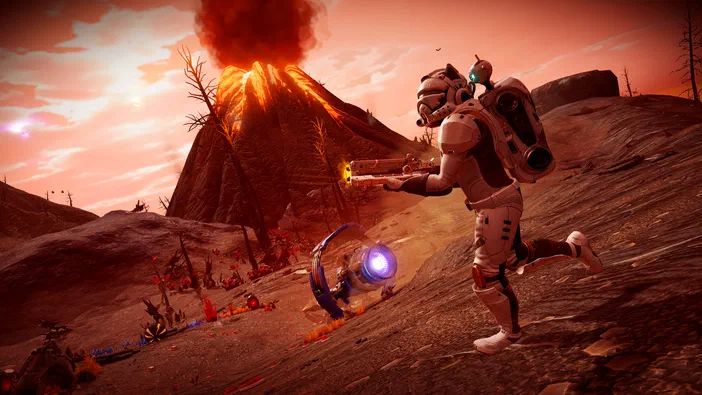 Capture d'écran du jeu vidéo No Man's Sky montrant un personnage en combinaison spatiale tenant une arme devant un volcan actif sur un paysage rouge.