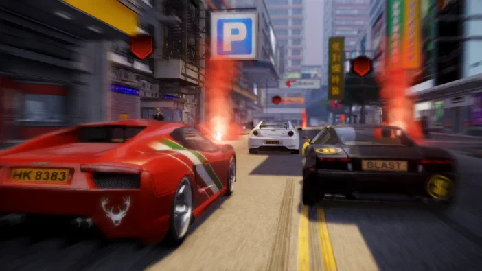 Une capture d'écran du jeu Sleeping Dogs montrant trois voitures de sport en pleine course dans un quartier urbain animé avec des bâtiments et enseignes.