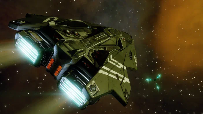 Capture d'écran du jeu vidéo Elite Dangerous montrant un vaisseau spatial de type cargo en vol dans l'espace étoilé.