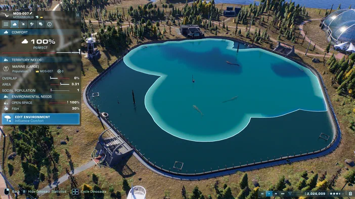 Capture d'écran du jeu vidéo Jurassic World Evolution 2 affichant un grand bassin aquatique où plusieurs dinosaures marins nagent, entouré de végétation et d'infrastructures modernes.