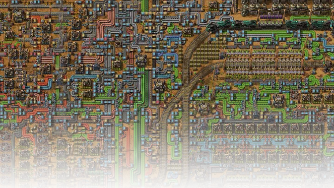 Vue de dessus d'une usine complexe dans le jeu vidéo Factorio, montrant des réseaux de tuyaux rouges et verts, des trains sur rails et une multitude de blocs mécaniques alignés pour la production industrielle.