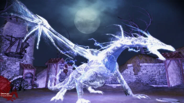 Dragon Age: Origins - Ultimate Edition : capture d'écran montrant un dragon translucide et électrique se tenant dans une cour de village nocturne sous la pleine lune.