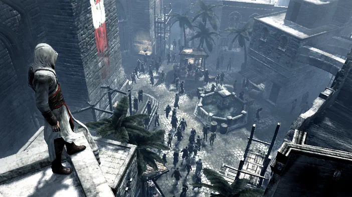 Dans Assassin's Creed, un personnage en tenue blanche se tient sur une corniche de pierre au-dessus d'une place médiévale animée avec des bâtiments et une fontaine octogonale.