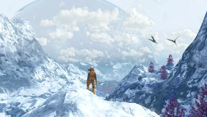 Dans ce paysage de montagne enneigé du jeu vidéo No Man's Sky, un explorateur en combinaison orange observe deux créatures ailées vertes et des arbres violets sous un ciel clair.