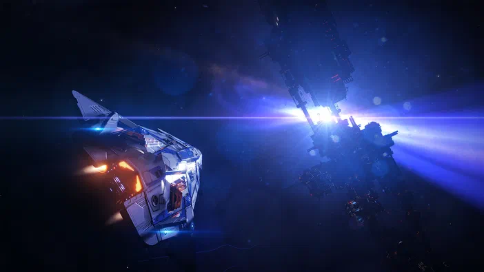 Capture d'écran du jeu vidéo Elite Dangerous montrant une fusée blanche et un vaisseau spatial dans l'espace avec des effets de lumière bleue.