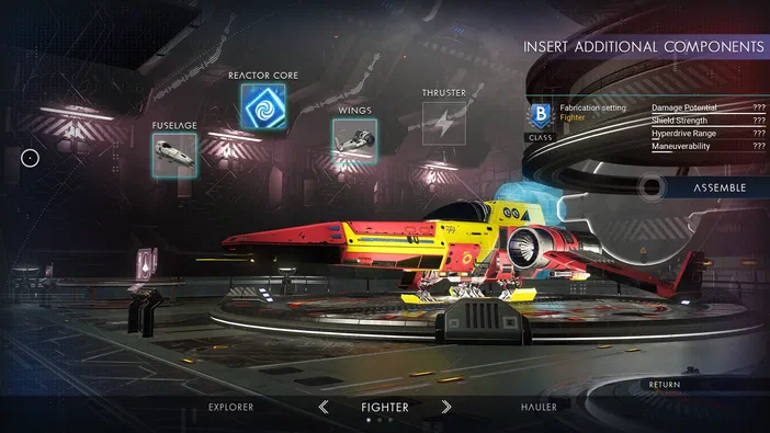 Dans No Man's Sky, interface de construction d'un vaisseau spatial rouge et jaune classe Fighter avec options de composants visibles.