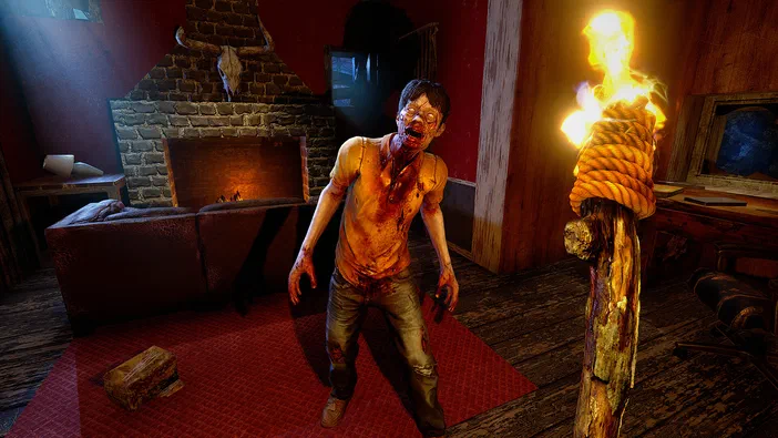 Dans le jeu vidéo 7 Days to Die, un zombie couvert de sang se tient au centre d'une pièce sombre avec une torche enflammée à droite.