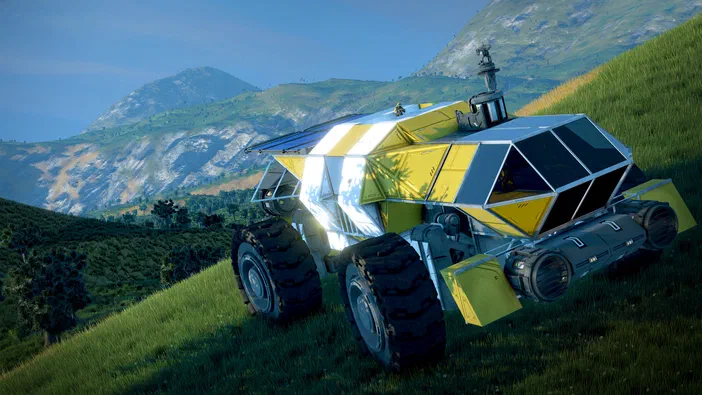 Un véhicule jaune et blanc futuriste avec de gros pneus est posé sur une colline herbeuse dans le jeu vidéo Space Engineers.