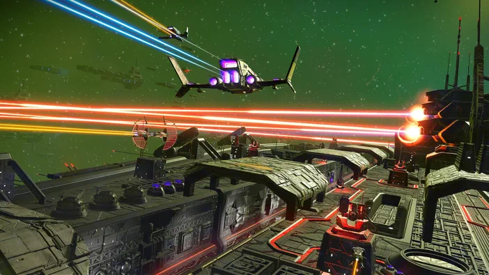 Capture de combat spatial dans le jeu vidéo No Man's Sky avec des vaisseaux tirant des lasers colorés sur une base industrielle.