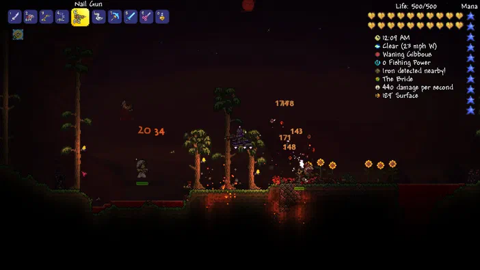 Capture d'écran du jeu Terraria montrant un joueur utilisant un pistolet à clous pour attaquer des ennemis dans la jungle nocturne avec l'interface utilisateur affichée.