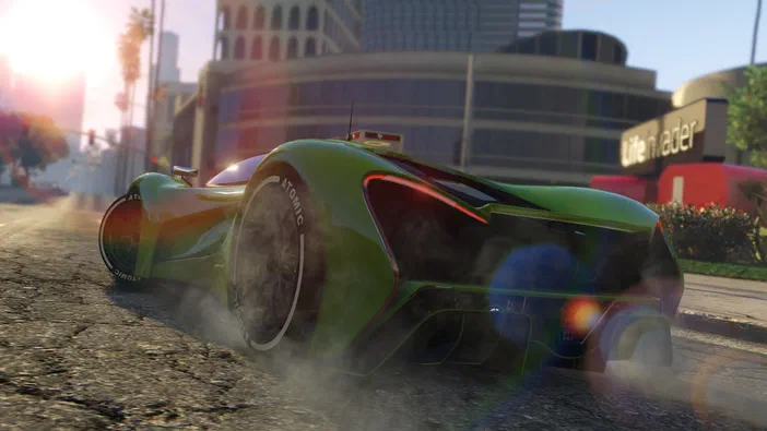 Une voiture de course futuriste verte effectue un drift avec des pneus fumants sur une rue urbaine ensoleillée dans la capture d'écran du jeu vidéo Grand Theft Auto V Legacy.