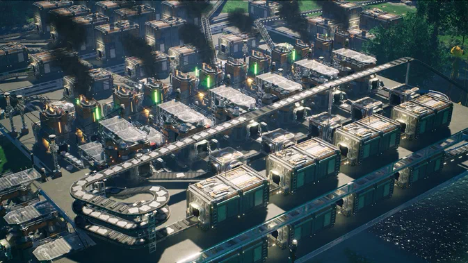 Vue aérienne d'une vaste base industrielle complexe avec des bâtiments, des convoyeurs et de la fumée noire dans le jeu vidéo Satisfactory.