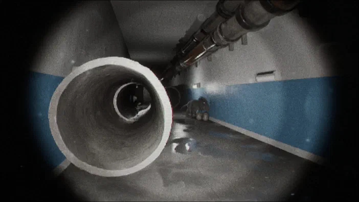 Capture d'écran du jeu vidéo Unknown Tapes montrant un couloir industriel avec des tuyaux et une créature au loin.