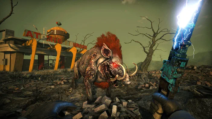 Dans le jeu vidéo 7 Days to Die, on voit en vue subjective un monstre ressemblant à un sanglier avec du pelage rouge et des défenses blanches face au joueur qui tient une arme électrique bleue dans un décor de ruines post-apocalyptiques.