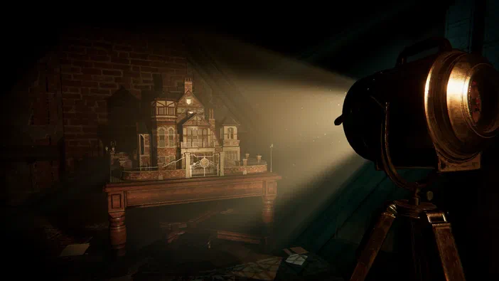 Un faisceau lumineux provenant d'une lampe projecteur éclaire un modèle détaillé d'une maison posé sur une table en bois sombre au sein d'un grenier poussiéreux aux murs de briques, dans le jeu The Room 4.