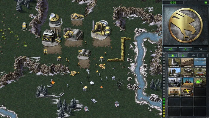 Capture d'écran du jeu vidéo stratégique Command & Conquer Remastered Collection affichant une base militaire GDI avec des bâtiments industriels, des véhicules blindés et des troupes déployées sur un champ de bataille.