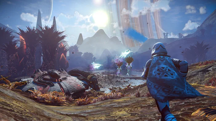 Personnage en armure bleue observant un paysage extraterrestre avec des montagnes, une végétation rougeâtre, un vaisseau spatial au sol à gauche et deux créatures flottantes dans le lointain sous un soleil brillant.