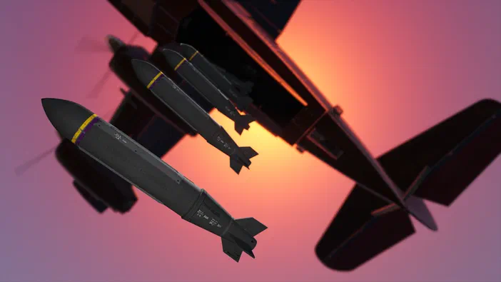 Dans le jeu vidéo Grand Theft Auto V Legacy, trois bombes grises tombent d'un avion militaire sombre sur un fond de ciel crépusculaire orange et rose.