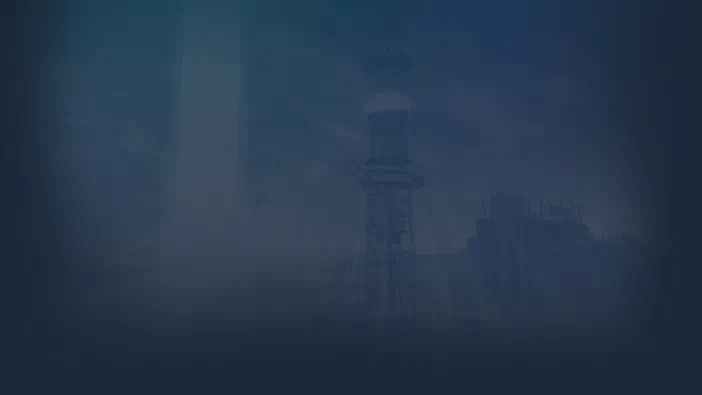 Tour futuriste et délabrée dans un environnement brumeux du jeu Fallout : New Vegas.