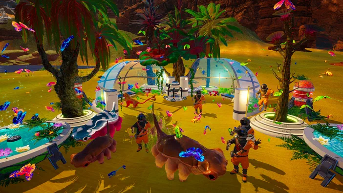 Capture d'écran du jeu vidéo The Planet Crafter montrant plusieurs personnages en combinaisons oranges et diverses créatures étranges évoluant dans un environnement verdoyant parsemé de structures semi-transparentes.