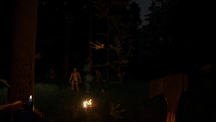 Capture du jeu The Forest montrant un survivant nu près d'un feu de camp la nuit, avec des silhouettes menaçantes visibles dans l'obscurité forestière.
