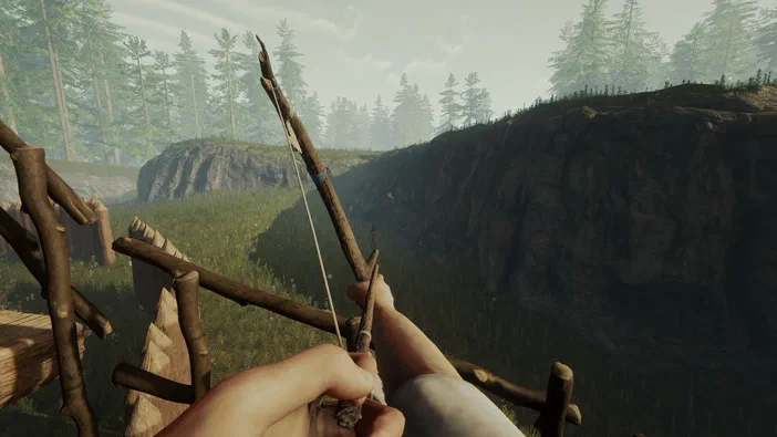 Capture d'écran du jeu vidéo The Forest montrant un personnage tenant une arc en bois dans une forêt dense avec des falaises rocheuses.