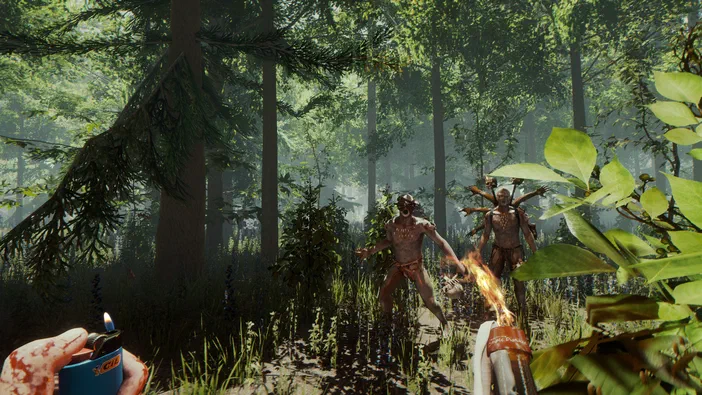 Dans le jeu vidéo The Forest, un joueur tient une torche enflammée face à deux créatures hostiles anthropomorphes dans une forêt dense.