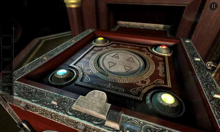 Un mécanisme de puzzle en bois avec des boutons lumineux colorés et une plaque gravée au centre dans le jeu vidéo The Room.