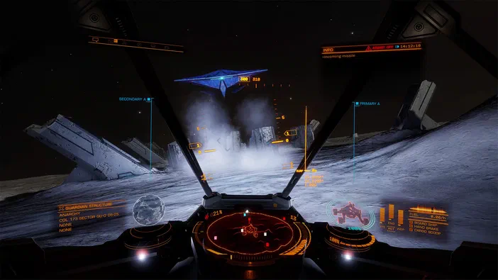 Capture d'écran du jeu vidéo Elite Dangerous montrant la vue depuis le cockpit d'un vaisseau spatial en orbite autour d'une planète avec des structures industrielles.