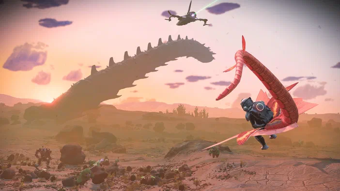 Dans No Man's Sky, un astronaute accroché à un insecte ailé rouge survole un désert coloré où l'on voit une créature géante sombre et un vaisseau tirant un laser vert.