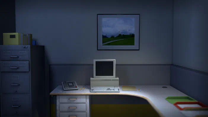 Capture d'écran du jeu vidéo The Stanley Parable montrant un bureau sombre avec une vieille tour informatique, un écran CRT et un téléphone fixe sur le côté gauche, sous un tableau accroché au mur dans l'ombre bleutée de la pièce.
