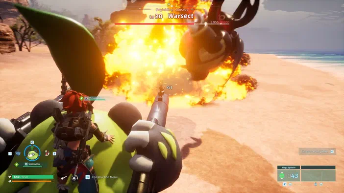 Dans Palworld, un joueur tire sur l'ennemi Warsect qui explose en plein air alors que son compagnon Mossanda est à ses côtés.