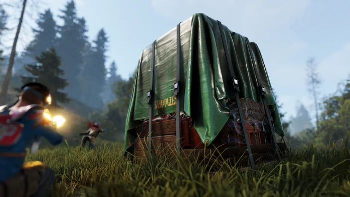 Capture d'écran du jeu Rust montrant un personnage en arrière-plan et une caisse de ravitaillement couverte d'une bâche verte au premier plan dans un environnement forestier.