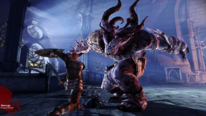 Dans Dragon Age: Origins - Ultimate Edition, un guerrier en armure affronte une créature démoniaque géante dans une cathédrale sombre.