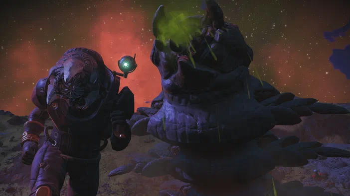 Dans le jeu vidéo No Man's Sky, un explorateur en combinaison spatiale examine de près une grande créature extraterrestre sombre qui dégage du liquide vert sous un ciel étoilé rougeâtre.