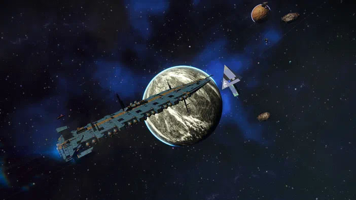Un cargo bleu et orange approche d'une imposante station spatiale bleue flottant devant un corps céleste gris dans l'espace étoilé parsemé de petits astéroïdes.