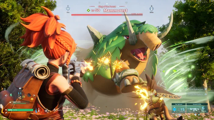 Dans le jeu vidéo Palworld, un personnage aux cheveux roux tire sur la créature Mammorest (niveau 50) avec son fusil d'assaut tandis que son compagnon Anubis l'aide dans une forêt fleurie.