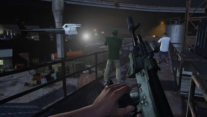 Capture d'écran GTA V Enhanced, vue première personne avec une arme pointée vers deux alliés armés et un hélicoptère policier en arrière-plan sous un pont urbain nocturne.