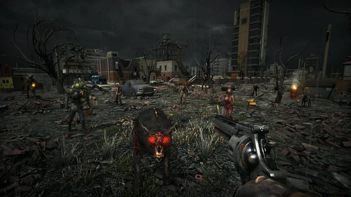 Capture d'écran du jeu 7 Days to Die en vue à la première personne : le joueur tient un revolver face à une créature monstrueuse au premier plan, dans un environnement post-apocalyptique sombre et ruiné avec des survivants et des zombies.