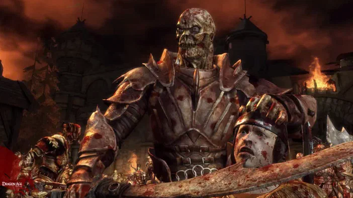 Dans Dragon Age: Origins, un personnage squelettique en armure brandit une épée ensanglantée au-dessus d'un soldat dans un village incendié sous un ciel rouge.