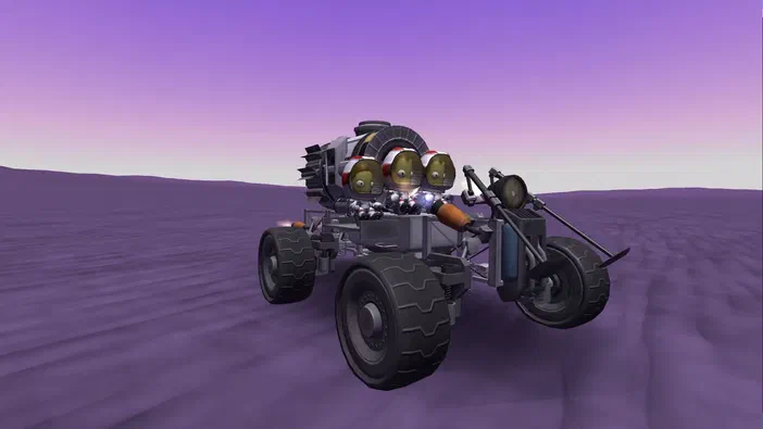Trois astronautes Kérbals à bord d'un vaisseau spatial ressemblant à un rover sur une surface lunaire violette dans le jeu Kerbal Space Program.