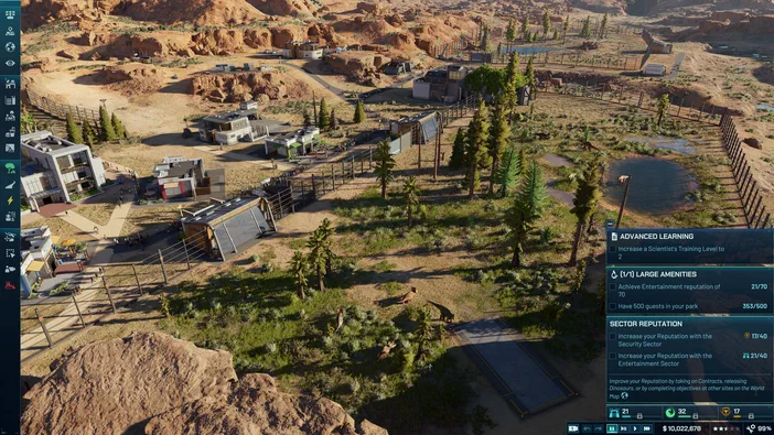 Screenshot du jeu de gestion Jurassic World Evolution affichant une vue aérienne d'un parc dinosaure dans un environnement désertique, entouré de bâtiments modernes et contenant plusieurs dinosaures à l'intérieur d'une zone enclos.