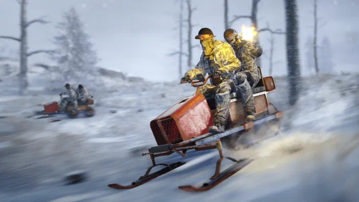 Dans le jeu Rust, deux personnages en tenue de camouflage conduisent un véhicule tout-terrain sur une route enneigée.