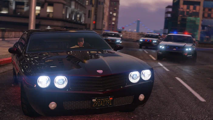 Grand Theft Auto V Legacy : une voiture noire conduite par un personnage est au premier plan sur une route urbaine avec des voitures de police en arrière-plan.