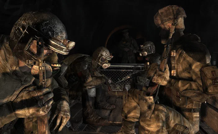 Plusieurs survivants en tenue post-apocalyptique avec des casques et armes sont assis dans un wagon sombre d'un train souterrain dans le jeu Metro 2033.