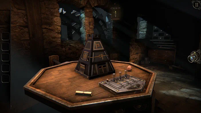 Capture d'écran du jeu The Room Three montrant une table en bois avec un objet pyramidal noir orné de symboles dorés et des mécanismes métalliques dans un décor sombre.