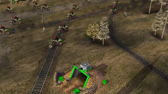 Vue aérienne d'une tourelle de canon entourée de sacs de sable et de structures vertes dans la base militaire du jeu vidéo Command & Conquer™ Generals Zero Hour, avec plusieurs motos traversant une voie ferrée sur un terrain sec parsemé d'arbres conifères.
